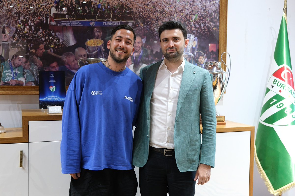 BursasporSk's tweet photo. Bursaspor’a olan bağlılığını her platformda dile getiren Bursa'nın evladı Mahmut Orhan, kulübümüzü ziyaret etti.

Ünlü sanatçı, yönetim kurulumuzla bir araya gelerek önümüzdeki dönemde gerçekleştirilebilecek projeler ile ilgili fikir alışverişinde bulundu. 

İyi bir Bursasporlu olduğunu bir kez daha gösteren Mahmut Orhan'a ziyareti için teşekkür ederiz.