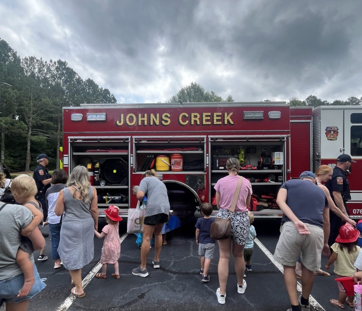 fulcolibrary's tweet image. Northeast/Spruill Oaks Library hosted the Johns Creek Fire Department in June. Patrons, both young and young at heart, loved being able to spend time with and learn from our community heroes! 

#FulcoLibrary #SummerReadingProgram #AdventureBeginsatYourLibrary