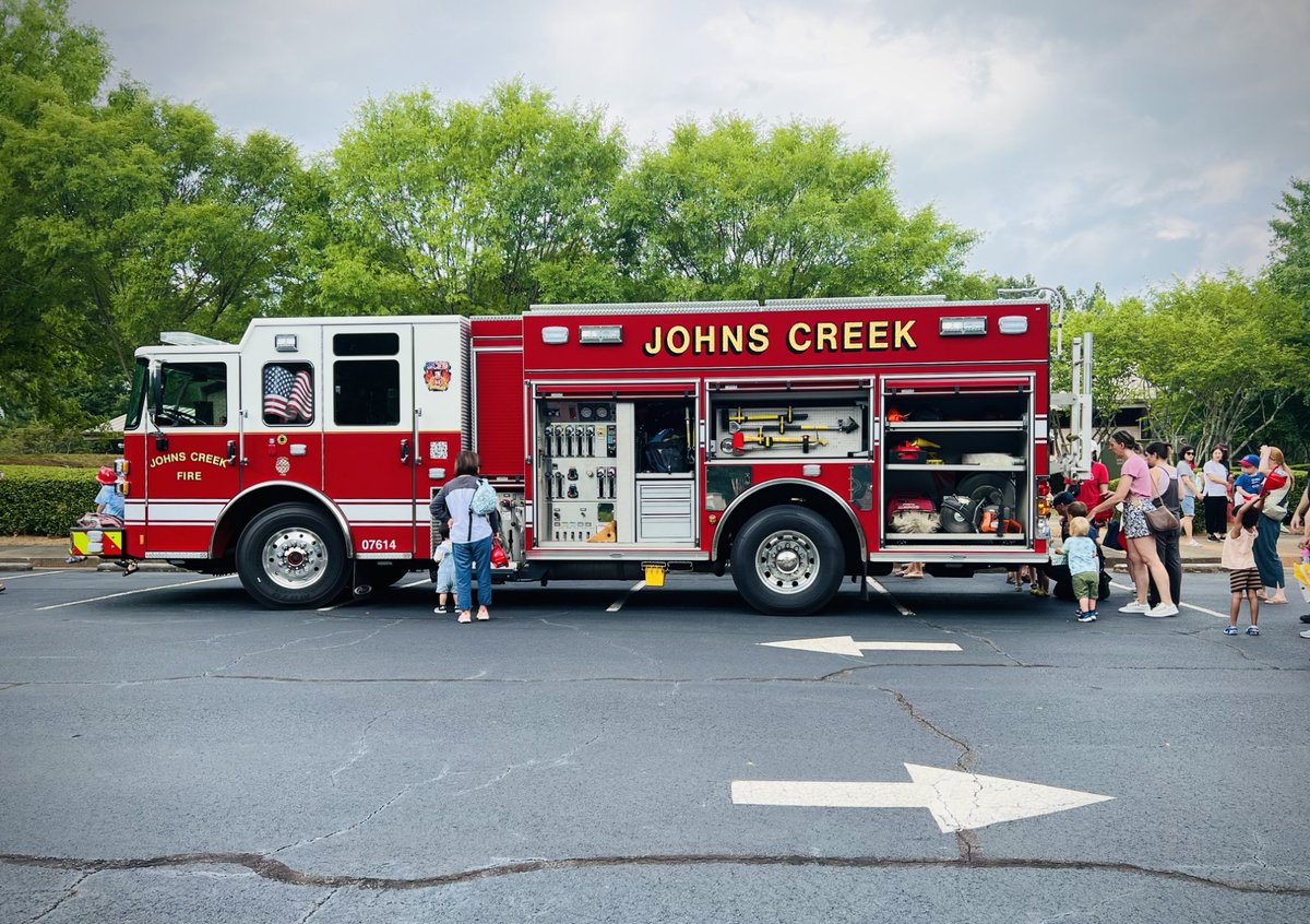 fulcolibrary's tweet image. Northeast/Spruill Oaks Library hosted the Johns Creek Fire Department in June. Patrons, both young and young at heart, loved being able to spend time with and learn from our community heroes! 

#FulcoLibrary #SummerReadingProgram #AdventureBeginsatYourLibrary