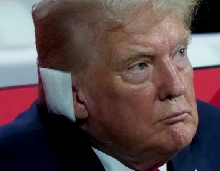 eunoia_Sentry's tweet image. Trump a indiqué qu'il n'avait pu appeler aucune des victimes de la fusillade lors de son rassemblement en raison de son bandage à l'oreille.