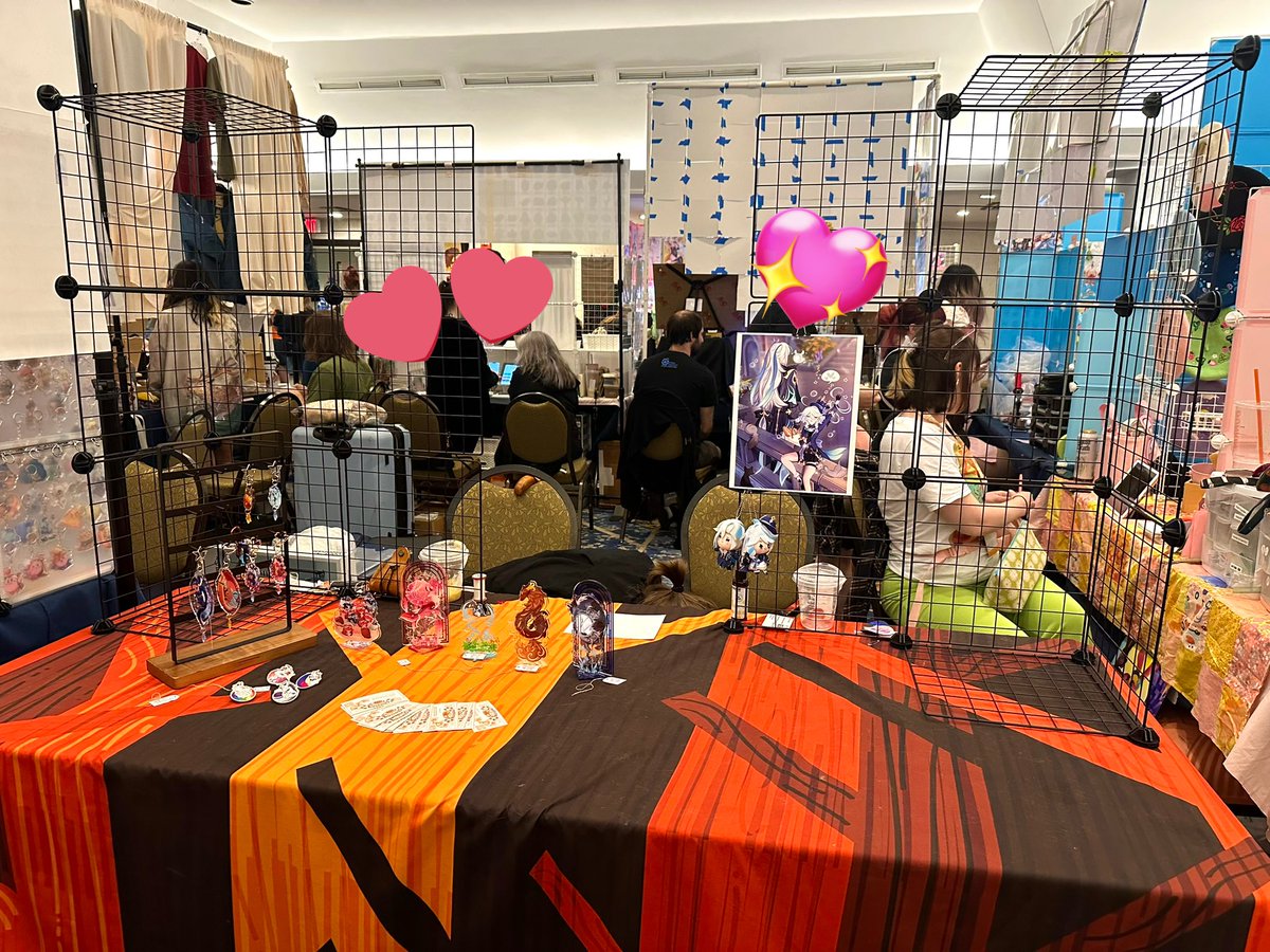 ChasingTailsWS's tweet image. Day 1 vs final day!! Sold out of everything but a few standees 🥺💖 Thanks so much @PortConMaine for having us again!!!! It was a blast! (this is a little late but shh!!)