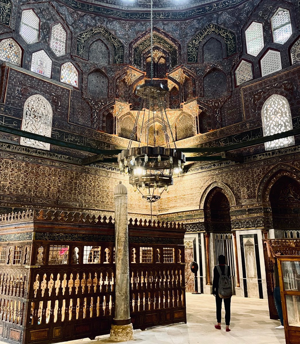 فقد يستجم المال و المجد غائبٌ
و قد لا يكون المال و المجد حاضر
محمود سامي البارودي
الشعر ينطبق على الامام الشافعي
الامام الشافعي عاش فقير طول حياته ومات مديون بدون بيت وبدون مقبر
بس ساب مجد
ضريح الامام الشافعي
القاهرة
#تصويري