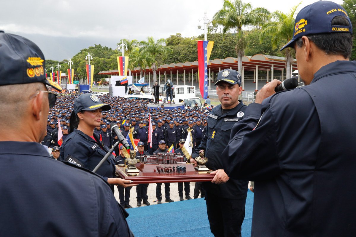 Envío un mensaje de compromiso y respeto en su día a todas las y los funcionarios policiales. Mi saludo a esos hombres y mujeres honestos que asumen con dedicación este enorme deber en todo el país.