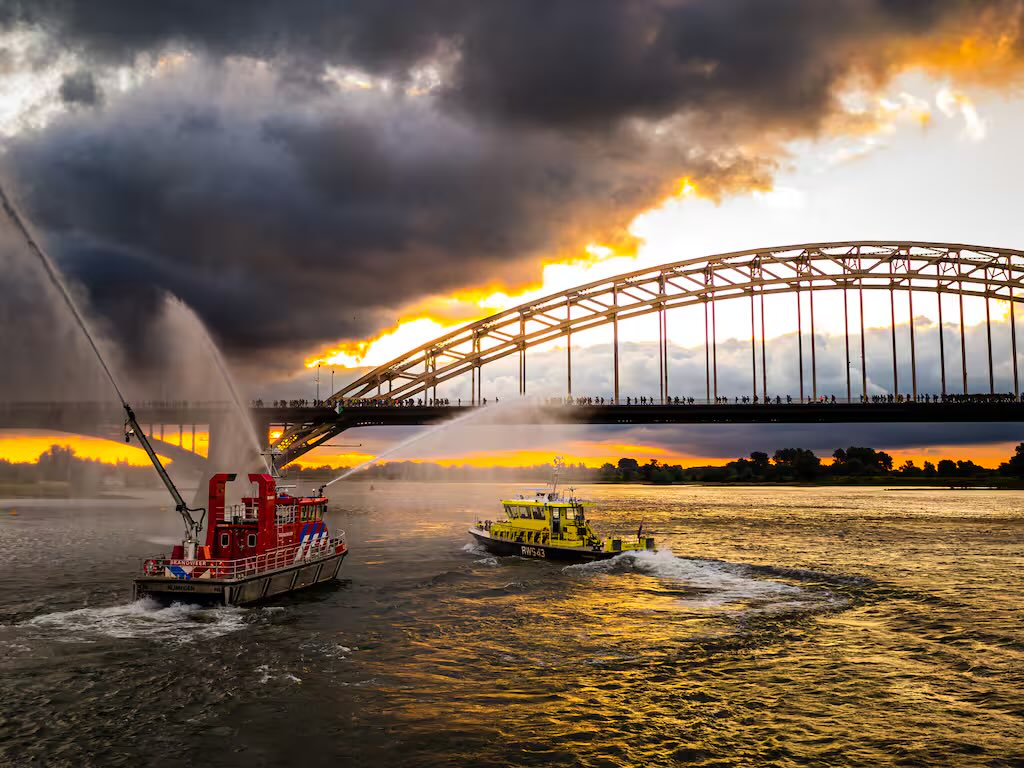 De eerste diensten na het zomer verlof zijn weer voorbij en wat voor diensten. Zondag begeleiding van “Waal in Vlammen”. Vandaag een vroege dienst. Begonnen met het uitzwaaien van de 4daagse lopers en de rest van de dienst bij een zinkend schip ingezet.
<a href="/Rijkswaterstaat/">Rijkswaterstaat</a>