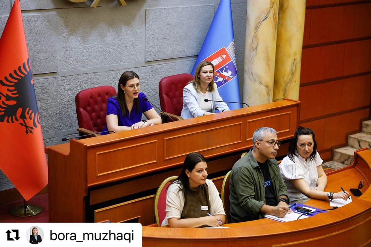 📍Tiranë 

🤝🏻 Me Jonidën, Orin dhe Muratin e Unicef, si dhe të rinjtë e Tiranës diskutuam për 🗣️ rishikimin e Ligjeve “Për Rininë” dhe “Për Vullnetarizmin” që prekin drejtëpërdrejtë të rinjtë në vendimmarrje dhe krijimin e një mjedisi që inkurajon pjesëmarrjen aktive.