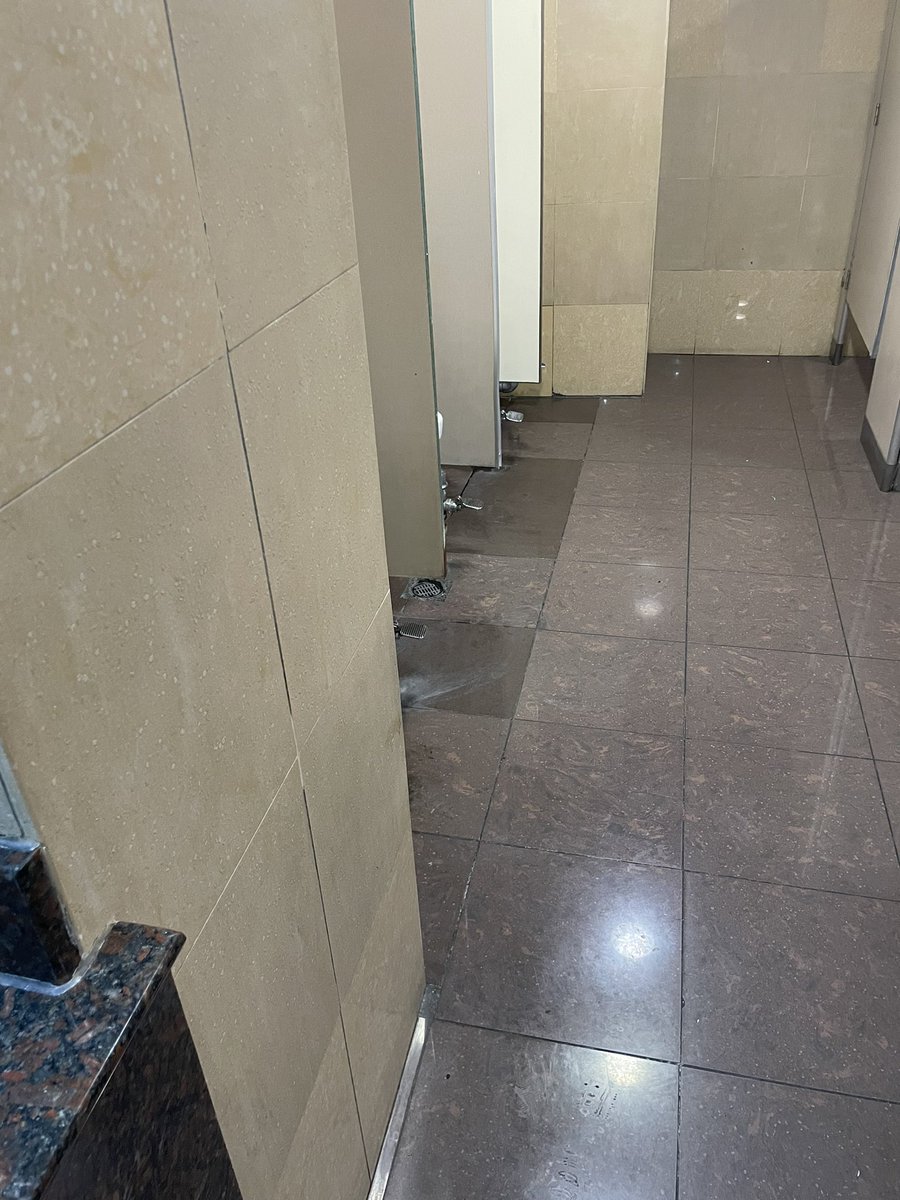 Desleche a dos batos en menos de 10 min 🥵😈
Saben que baños son?
#cruisingbaños #cruisinggdl 
#bañosgdl