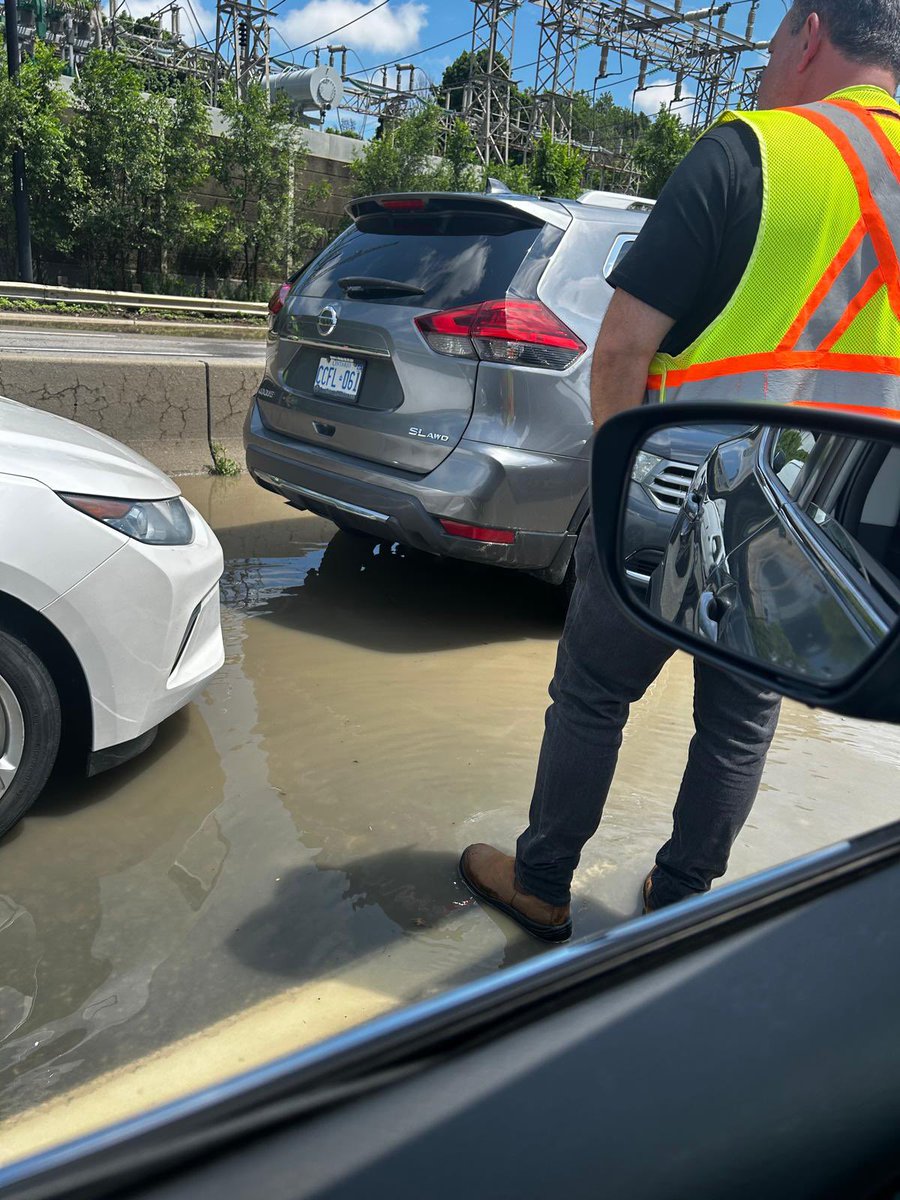 _NikitaDas's tweet photo. Water has reached the tyres and there’s no sign of movement to turn around the cars. Pls help @TorontoPolice @CTVToronto @CP24 https://t.co/0WX57imNkB