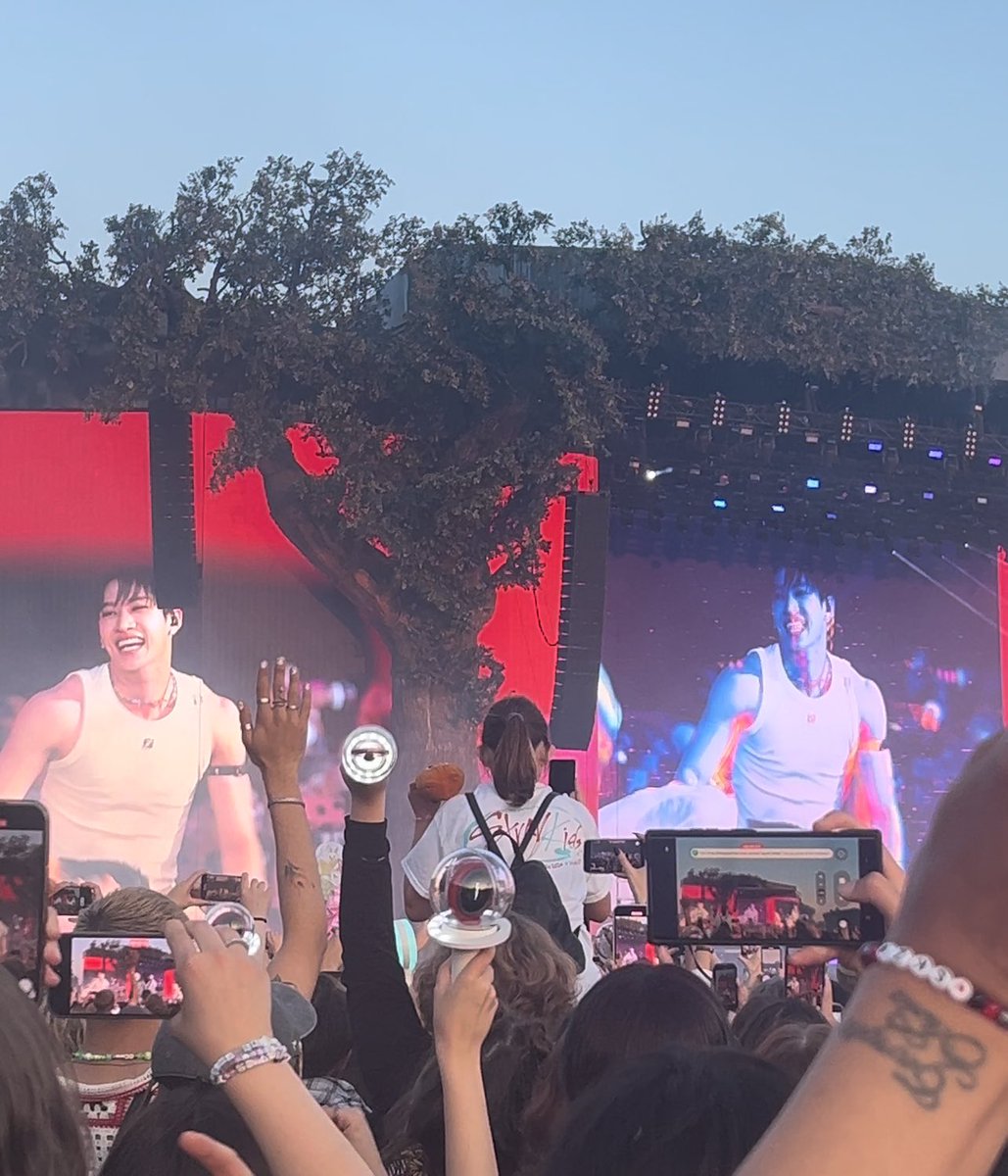 froggiejenjen's tweet photo. London truly delivered!! ✨🤍 I’m so thankful to my friends @Cookie4Kookie94 @sophiehooope @coffeeonesuga and @winterbearSKZ for making this trip so memorable and lovely. I truly have the best friends 💞 and thank you to @Stray_Kids for blessing my life once again. I love you! https://t.co/TwPeoGGgpz