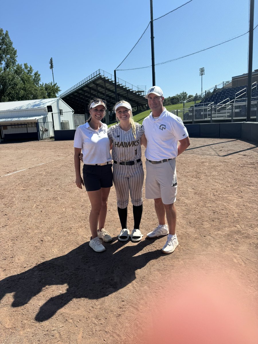ella_schuberg's tweet photo. Huge thank you to @HCSBCHARGERS for putting on another amazing camp! And thank you to @Kyle_coachK and @Coach_E_Hess for all the feedback. Go Chargers!!💙🤍 @HawksOHEmswiler @RuggedSoftball https://t.co/Oecco4dxyu