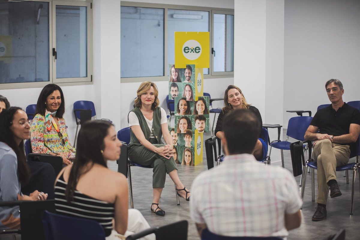 El Programa ExE promueve el desarrollo profesional de personas que aspiran a generar un cambio educativo. Hoy la ministra <a href="/Pilar_Alegria/">Pilar Alegría</a> ha visitado la Fundación Empieza Por Educar junto a la presidenta de su patronato <a href="/AnaBotin/">Ana Botín</a> para conocer el programa de primera mano.
