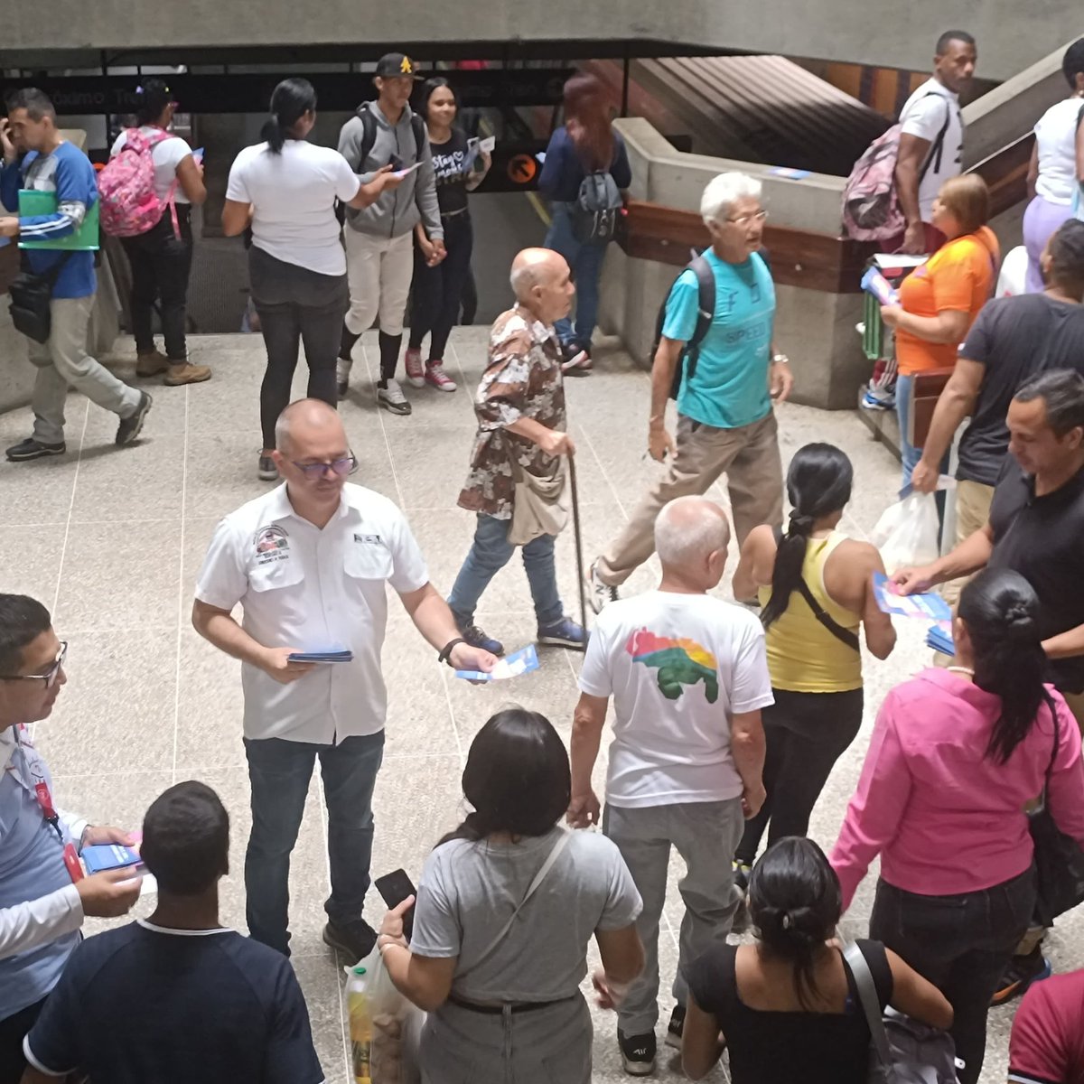 SitramecaB25's tweet photo. 🤝🏻🚇Mantenemos el contacto directo con nuestro pueblo usuario en la estación Propatria, para consolidar las bases de la Venezuela que queremos, ¡juntos somos invencibles!, por nuestros sueños este 28 de julio ¡Arriba en el Corazón! #VotaFuturo 🫶🏻🗳️ https://t.co/cYIoyUtIxh