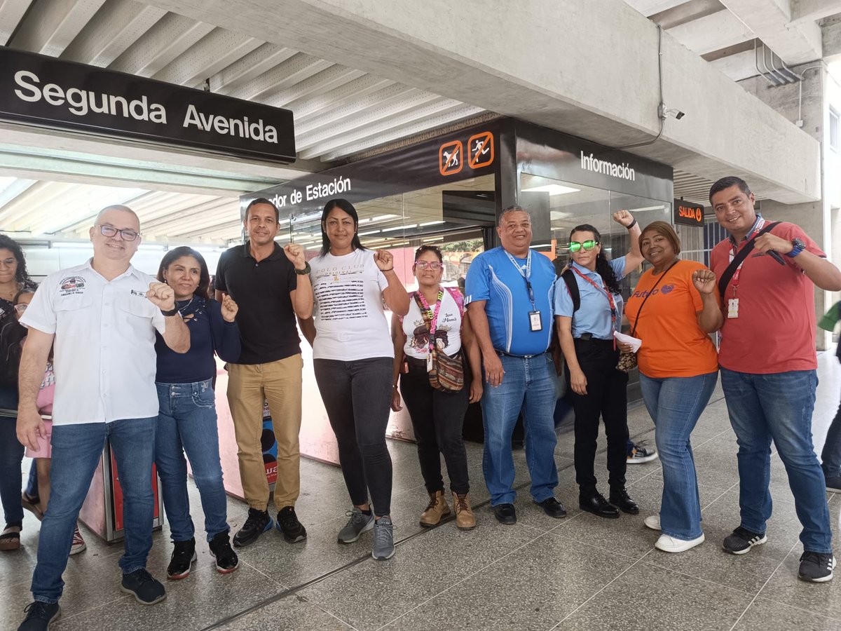 SitramecaB25's tweet photo. 🤝🏻🚇Mantenemos el contacto directo con nuestro pueblo usuario en la estación Propatria, para consolidar las bases de la Venezuela que queremos, ¡juntos somos invencibles!, por nuestros sueños este 28 de julio ¡Arriba en el Corazón! #VotaFuturo 🫶🏻🗳️ https://t.co/cYIoyUtIxh