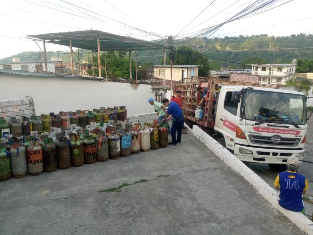 Con el Mayor Compromiso atendimos al #CLAP 7 Colinas norte y 7 Colinas Sur, llevando el servicio de GLP a las familias en unión perfecta con el Poder Popular organizado.

#VenezuelaVaPaLante