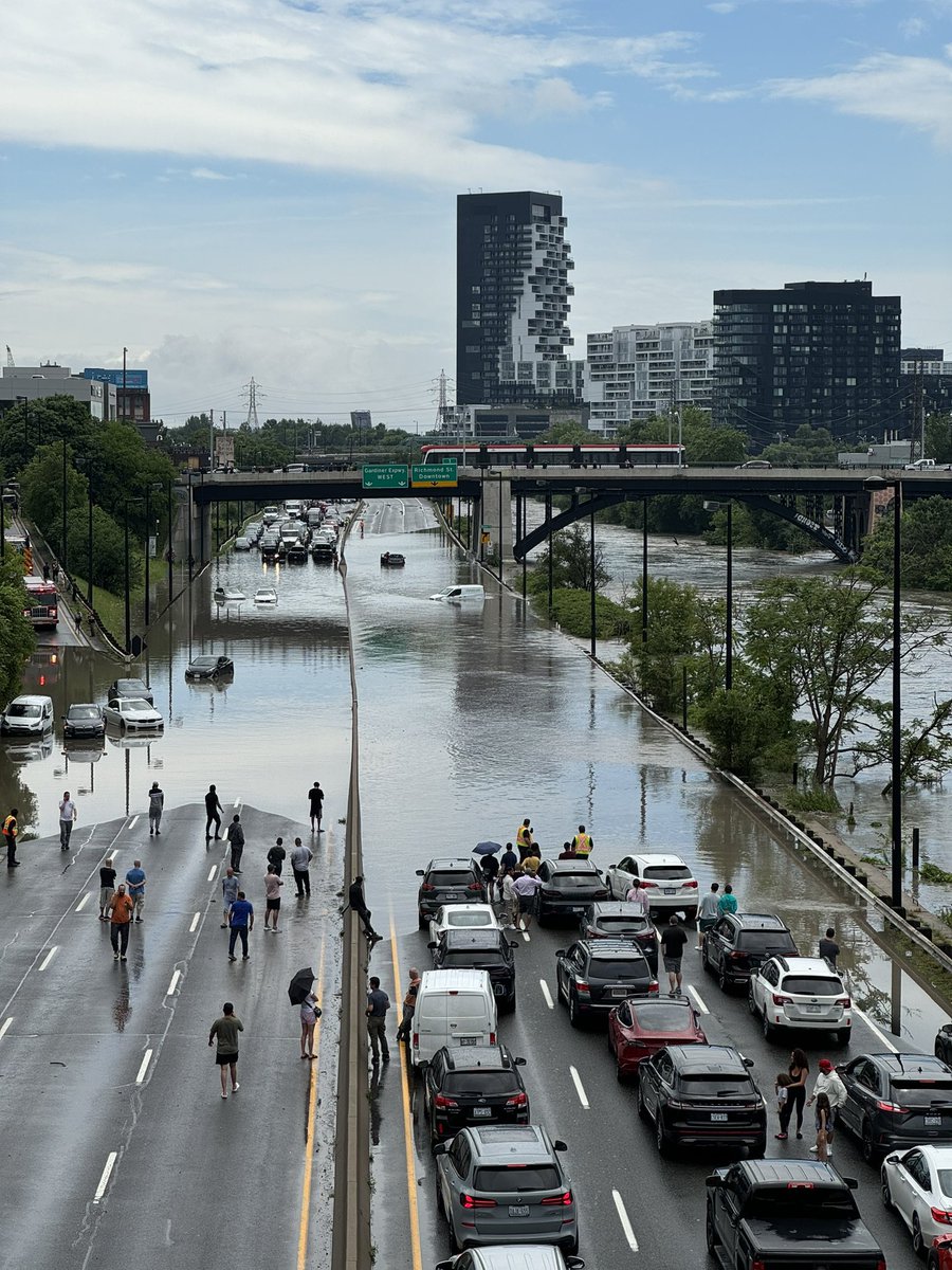 derecho_series's tweet image. This picture is in essence the state of Toronto. A once world class city. Clunky sprawling 500sqft condo developments at $2300/unit/month. An arterial highway build next to a river, in a flood plain. Longest commute in North America. Among the highest costing in the world. Vast…