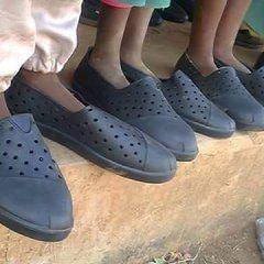 NicKanali's tweet photo. Throwing back to 2015 when the then Matungulu MP Mule donated large-size shoes to pupils. Our politicians deserve nothing 😭😭 https://t.co/YEz8LavyRs