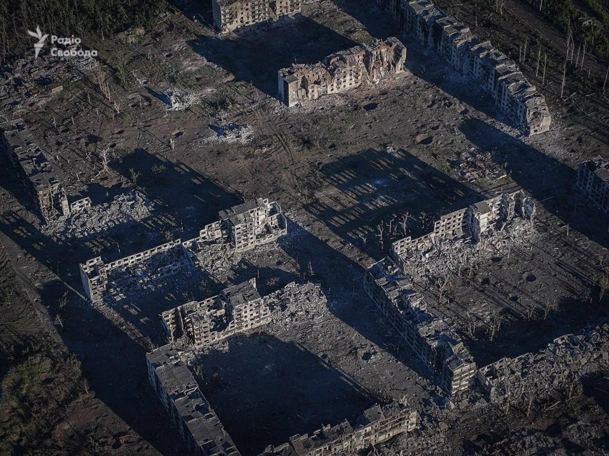 NikGerassimow's tweet image. Nach schweren monatelangen Kämpfen sowie massiven Bombardements durch beiden Seiten stellt "Kanal" eine regelrechte Trümmerwüste dar.
Sollten die Kämpfe in der gleichen Intensität um ganz Tschassiv Jar folgen, dürfte die gesamte Stadt bald ein ähnliches Bild abgeben.
(13/25)