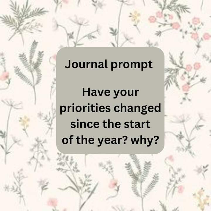 MarieArtEST2017's tweet image. Today's been a busy day for me and it's not done yet. So, here is a journal prompt i Found on Pinterest that I edited into a pretty picture.
#journaling #journalinspiration #journalingcommunity