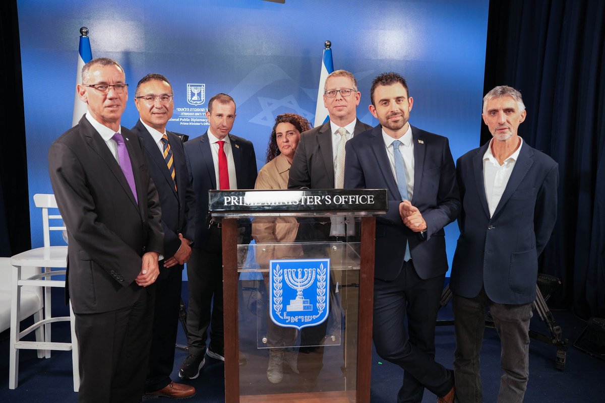 EylonALevy's tweet image. מדפדף בתמונות ישנות, ומצאתי את זו שמערך ההסברה צילם כדי להתגאות בצוות הבינלאומי (נכון, והגברי) של דוברים שגייס.

נכון לעכשיו, אף אחד מהם לא נשאר.

מדינת ישראל הפקירה את זירת ההסברה.