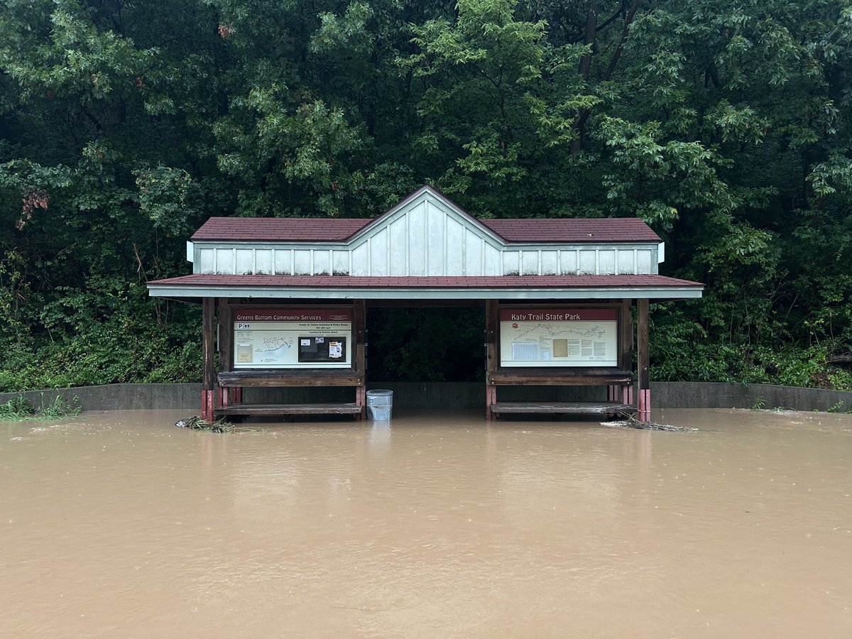 Lincoln_Wx's tweet image. Moderate flooding ongoing at the Greens Bottom Trailhead in southern St. Charles County.
#mowx #stlwx @NWSStLouis