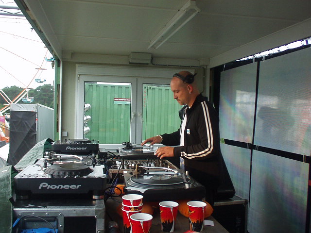 Twann0's tweet photo. Found this picture in my archive of Thomas Brueckner a.k.a. #Tomcraft. I took this pic when he was playing at Ultrashock @ Aquabest, Best (NL) on September 6, 2003. RIP 😢 https://t.co/FgwjBOgwby