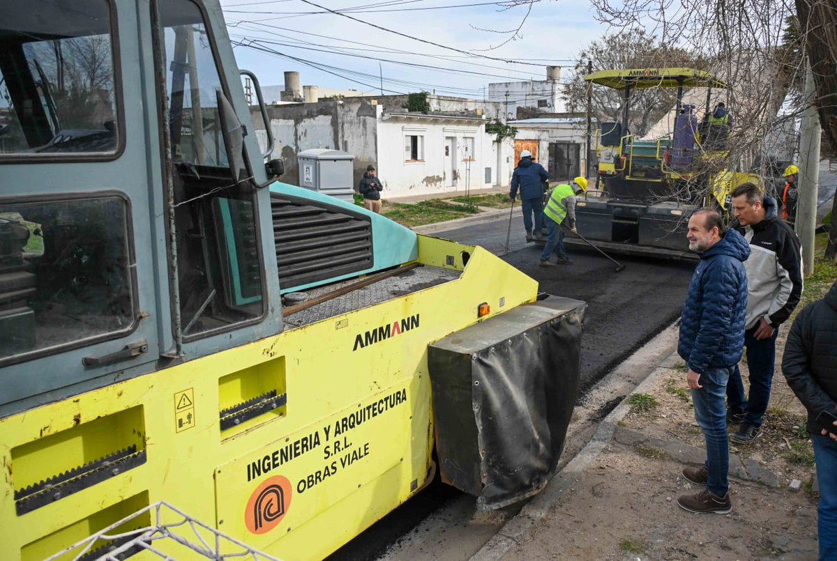 fsusbielles's tweet photo. ¡La obra pública avanza en Bahía! 

¡Ya completamos el 77% de la primera etapa del plan de reencarpetado de 32 cuadras!

En paralelo, seguimos avanzando en los próximos llamados a licitación para llegar a cada delegación de la ciudad. https://t.co/7NuAsQjU0h