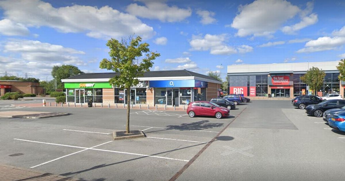 ribn's tweet image. Rugby O2 shop raided in 'knife' robbery as staff threatened by gang dlvr.it/T9ggnr