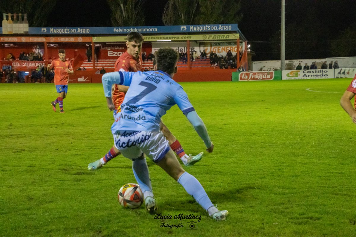 ADAlmudevar's tweet photo. 🔊📄 𝗢𝗙𝗜𝗖𝗜𝗔𝗟 | ✍🏼 𝗙𝗜𝗖𝗛𝗔𝗝𝗘
𝗗𝗮𝘃𝗶𝗱 𝗠𝗮𝗿𝘁𝗶𝗻𝗲𝘇 firma como jugador de la A.D. Almudévar.
Extremo derecho de 21 años que llega del C.D. Brea.
Tras salir del Juvenil del Real Zaragoza también jugó en Utebo y Cuarte.

#ADAlmudévar💛💙
#ADAlmudévar_2024_2025 https://t.co/7LekmmxeKB