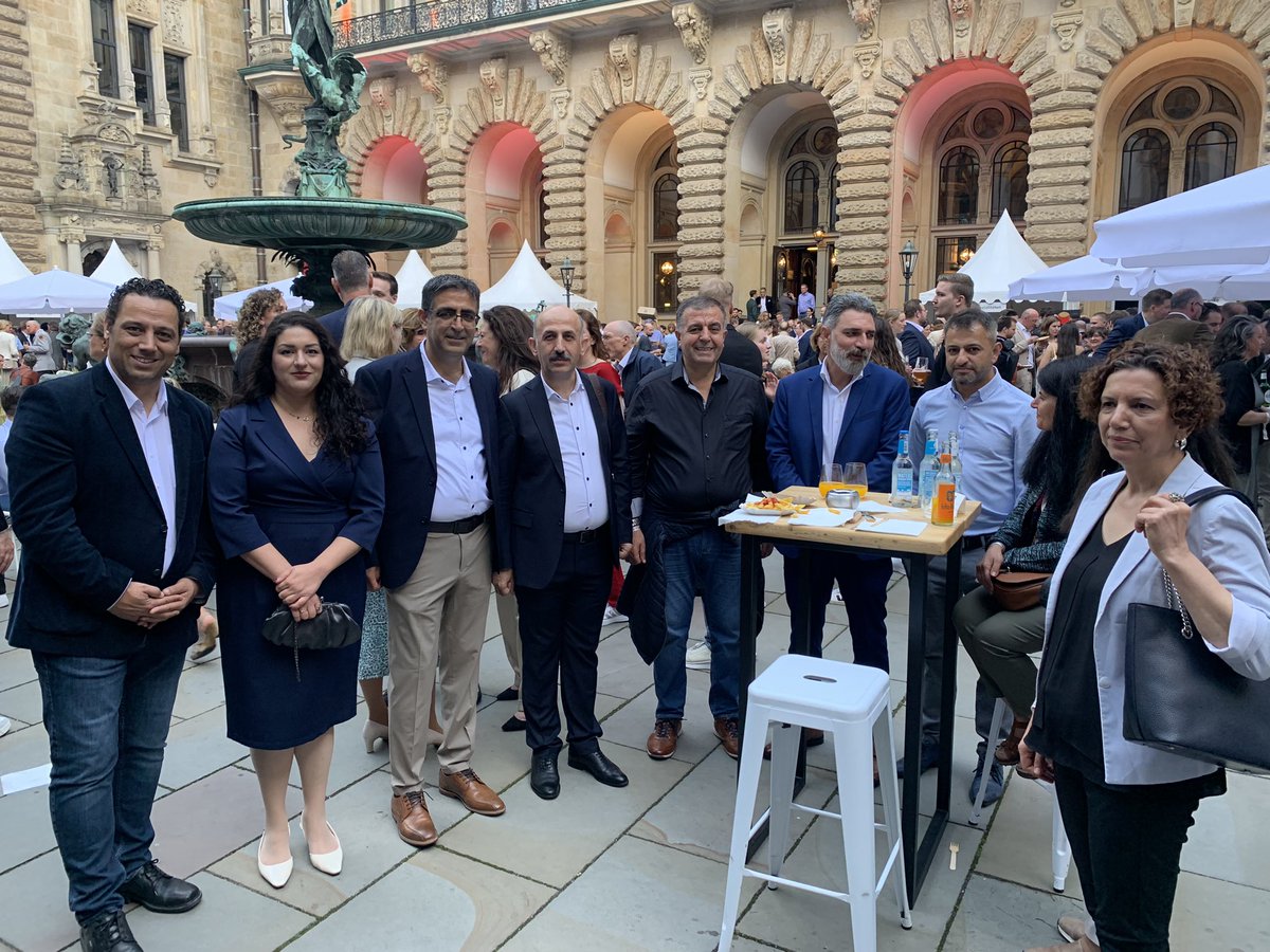 Almanya'nın Hamburg Eyalet Parlamentosu'nda her yıl düzenlenen geleneksel yaz şenliğine   Sol Parti Milletvekilleri <a href="/CansuOezdemir/">Cansu Özdemir</a>, <a href="/DenizCelikhh/">Deniz Celik</a>  ile HDP eski Milletvekilleri  <a href="/idrisbaluken/">İdris BALUKEN</a> , @nihatakdagon , <a href="/selmairmakhdp/">Selma Irmak</a> ile Hak Evi yöneticileri hazır bulundu.