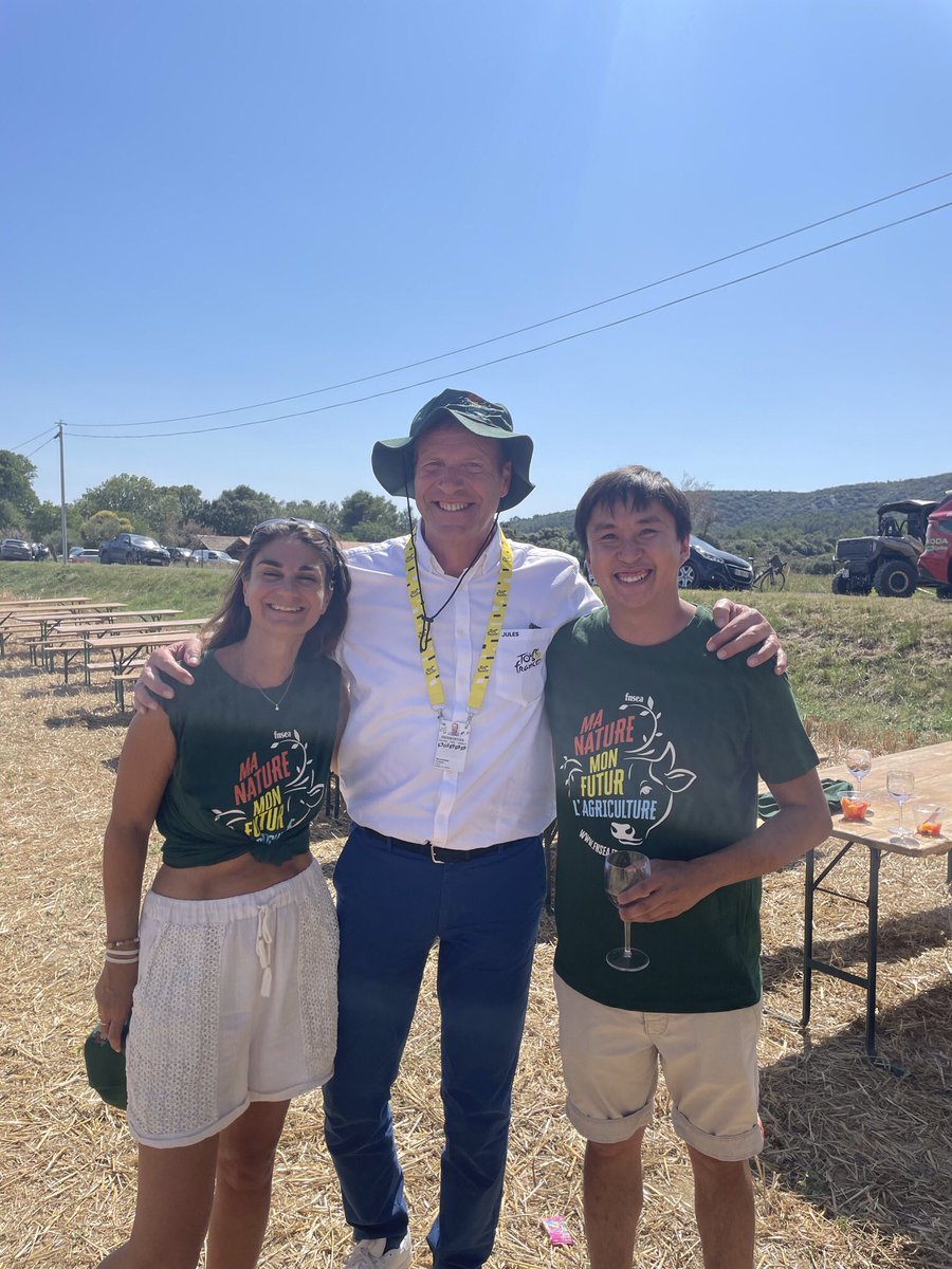 BenjaminBoillat's tweet photo. Sur la route du @LeTour aujourd’hui, lieu de la fresque #JA34 #FDSEA34 , en présence de Christian Prudhomme, @ChLambert_FNSEA , pour présenter les projets à venir des agriculteurs (captage carbone, biodiversité). Partenariat avec @epiterre https://t.co/yyc2lcS9dS
