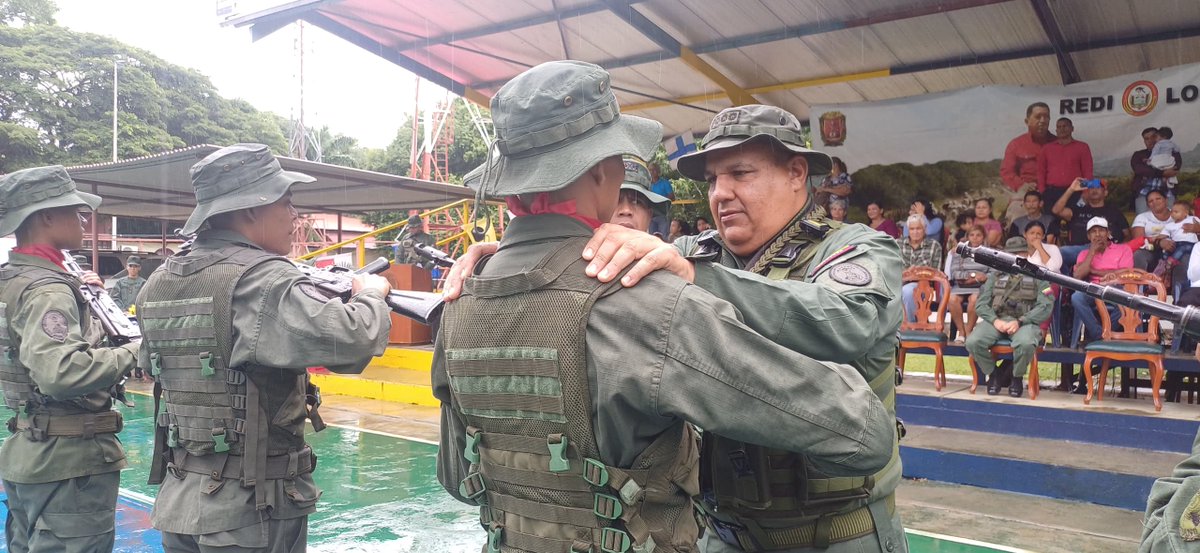 REDI_llanos03's tweet photo. 📢La #FANB a través la #REDILL, en perfecta unión Cívico-Militar, llevó a cabo acto de juramentación del contingente #May2024, quienes formarán parte de nuestras gloriosas filas para continuar la senda de lucha por nuestra libertad, soberanía e independencia.
#IntegrarEsVencer https://t.co/MnoLAm8hhG