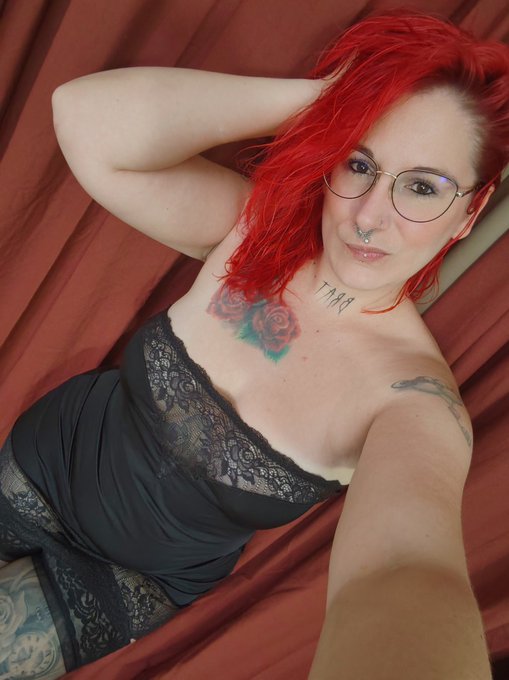 Ce soir je vais me faire d&eacute;vorer par un p'tit jeune de 25 ans 🥵 devant mon mari candau 💥😈 https://t.<a href="/tag/mercredifesses"class="tags"><span>#mercredifesses</span></a>