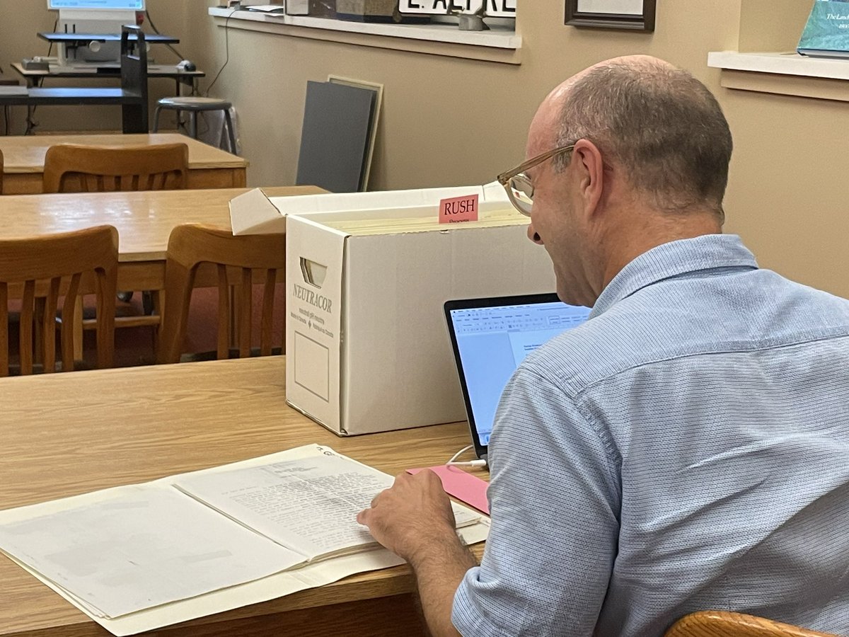 Queen's Archives tweet media