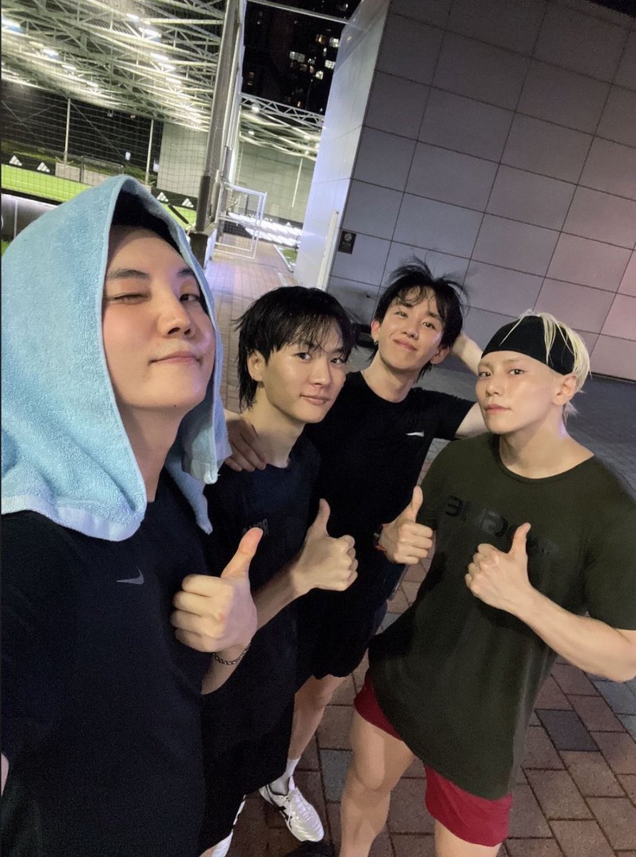 jjangpipia's tweet photo. 진짜미친
남편 kbj
와이프한테 선크림벅벅 발림당한채로
키친타월에 말아서 
얼린포카리들고
미리 몸도 좀 풀겸 비상계단타고 로비로 내려가면
매주 목요일마다 모이는 
108동 조축동호회 남편들이
기다리고있음
이런썅자동으로 상상된다.................. https://t.co/hoCxUAGdQJ