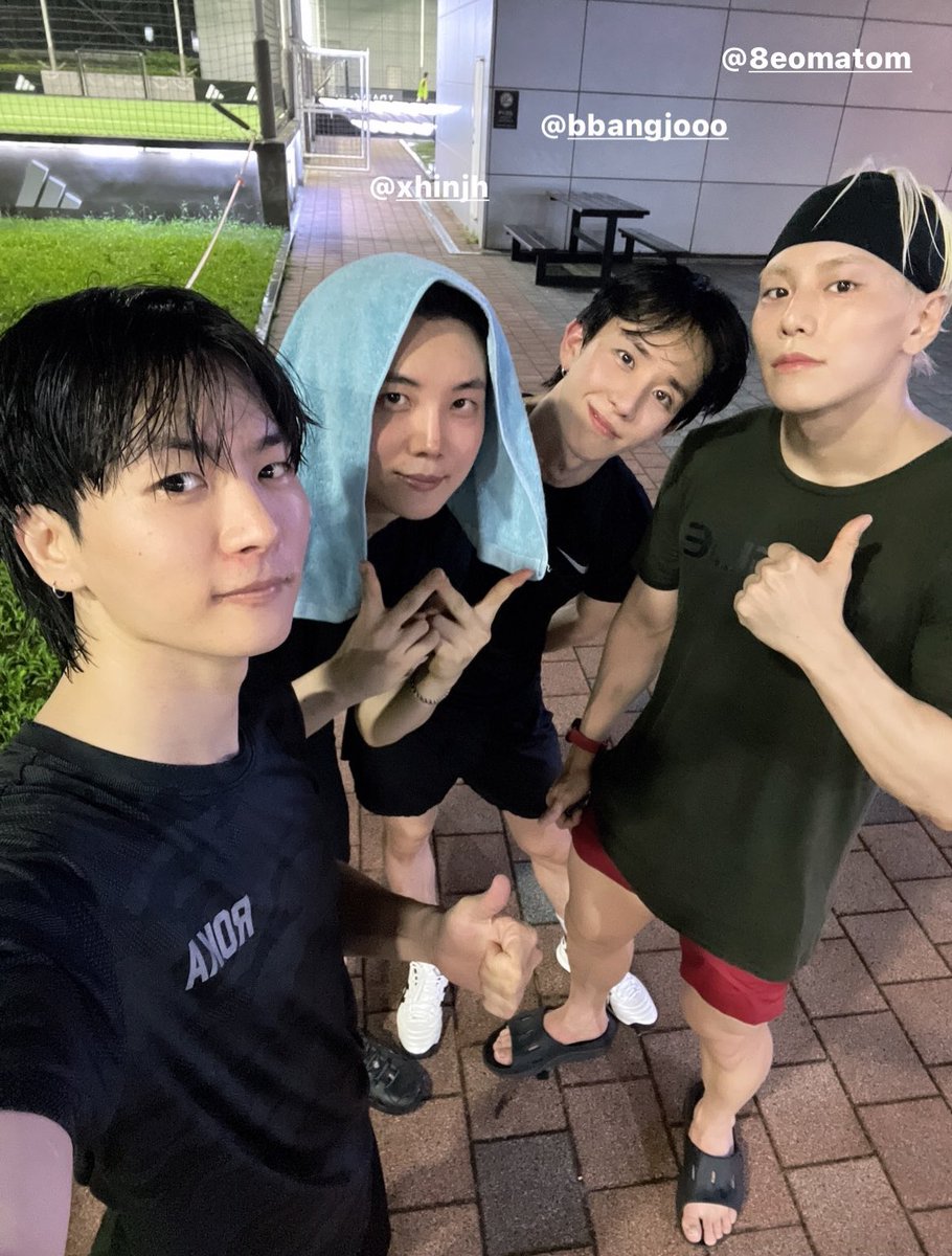jjangpipia's tweet photo. 진짜미친
남편 kbj
와이프한테 선크림벅벅 발림당한채로
키친타월에 말아서 
얼린포카리들고
미리 몸도 좀 풀겸 비상계단타고 로비로 내려가면
매주 목요일마다 모이는 
108동 조축동호회 남편들이
기다리고있음
이런썅자동으로 상상된다.................. https://t.co/hoCxUAGdQJ