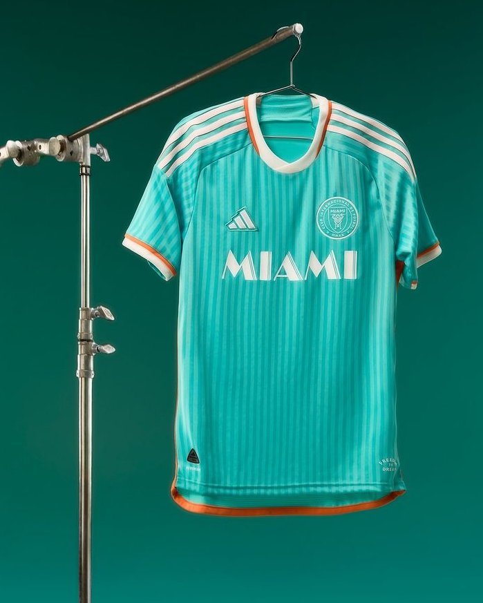 ZOUUNAAAA's tweet photo. 🍀CONCOURS🍀

J'offre le nouveau maillot de l'Inter MIAMI

-RT ♻️
-Follow @ZOUUNAAAA 

Y'a -35% sur TOUS les maillots du site avec le code promo "ZOUNA" !! 

👉https://t.co/aQ8PHDecid https://t.co/JnUgo4Nhnk