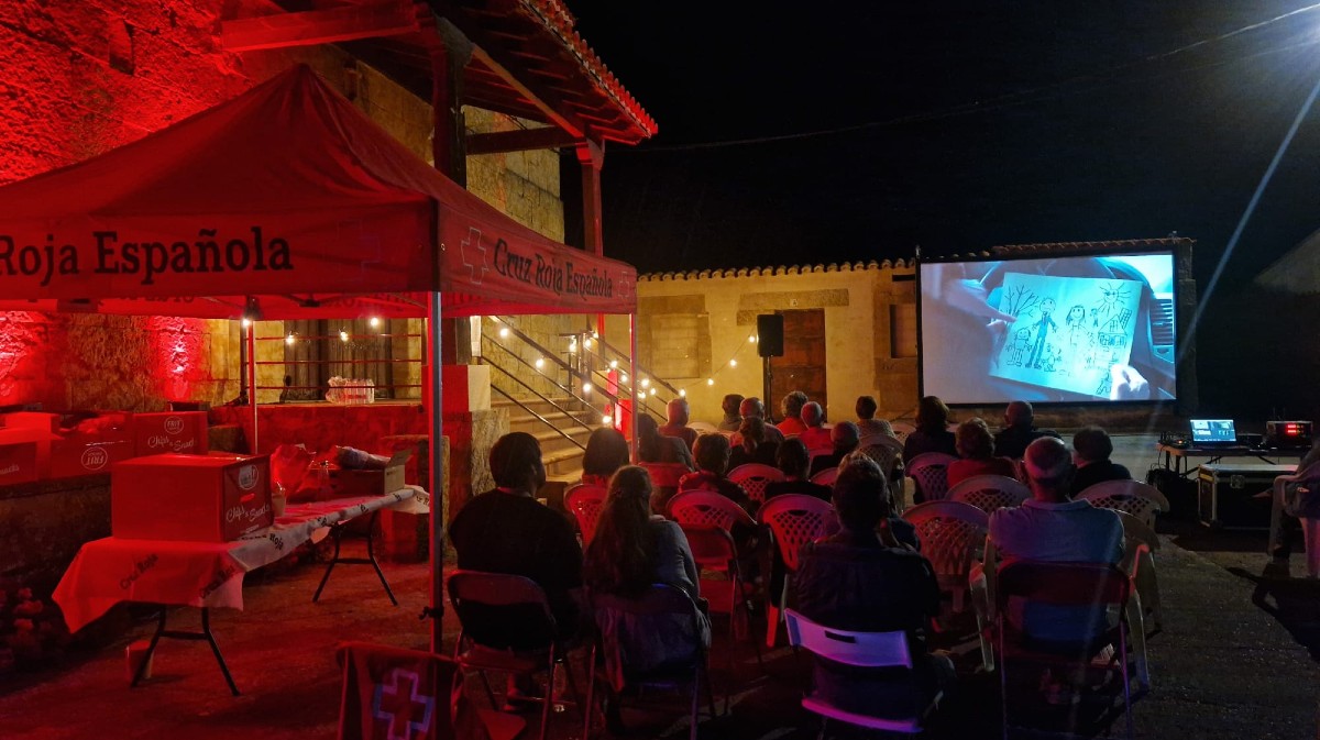 Avilared's tweet photo. Dos pequeñas localidades acogen un ciclo de cine de Cruz Roja
https://t.co/m4xE4tfh13 https://t.co/S9mb1cwEiW