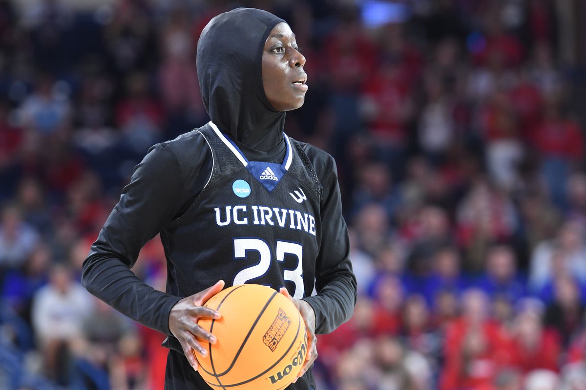 Ella es Diaba Konaté, una de las mejores basquetbolistas francesas.
No disputará los Juegos Olímpicos, ¿Saben por qué? Porque su propio país no la deja jugar con hijab.

Toda la 'inclusión' que vemos en la selección de fútbol de Francia deja de existir cuando la atleta es mujer.