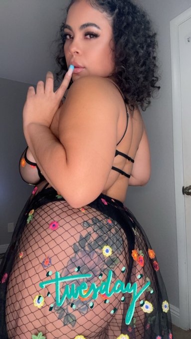 2 pic. Right before I got my makeup ruined ? my Of is 10% off rn limited spots https://t.co/iyF8mBfi