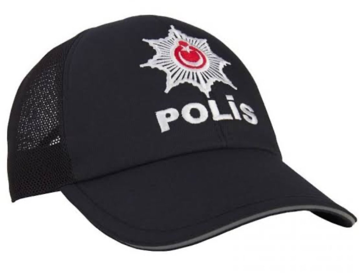 Polisin fazla çalıştırılması ihtiyaç değil, zihniyet sorunudur! 
AB ülkelerinde 100bin kişiye  335; Türkiye’de ise 568 polis düşüyor!
İstanbul'da 30bin polis görev yaparken de 12-24 vardı, sayı 56 bini geçti, polis yine aynı sistemle çalışıyor! Neden?#ÖlüyoruzMerkez  #Polis