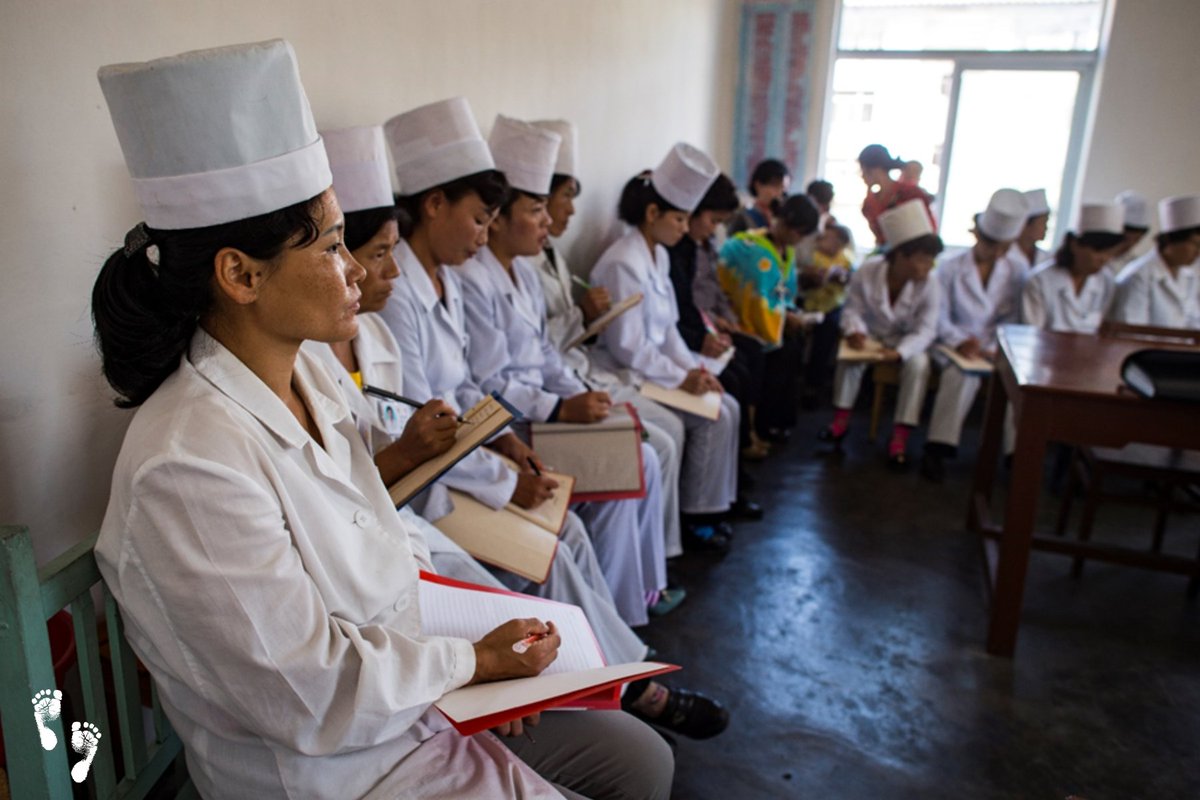 Mothers and doctors from the Hyesan and Jangbaek Policlinics receiving a presentation on micronutrient Sprinkles.
복합미량영양소 스프링클에 대해 설명을 듣고 있는 혜산 그리고 장백병원의 산모들과 의사들.