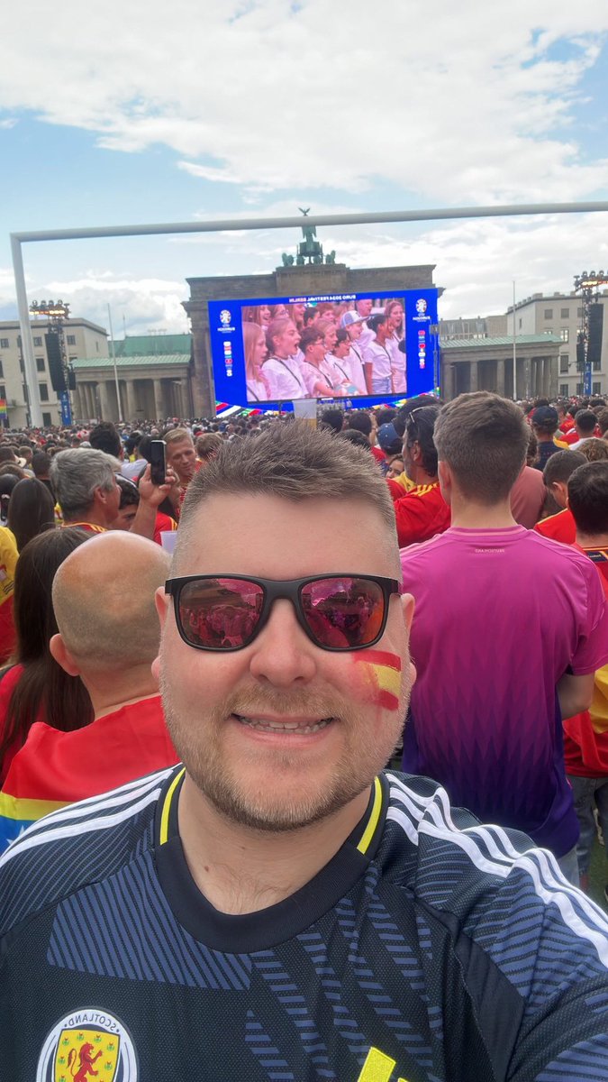 jossfaeperth's tweet image. Would just like to thank every single England fan who went to the fan zone in Berlin on Sunday and abused me for hours on end. It was fucking glorious 😘