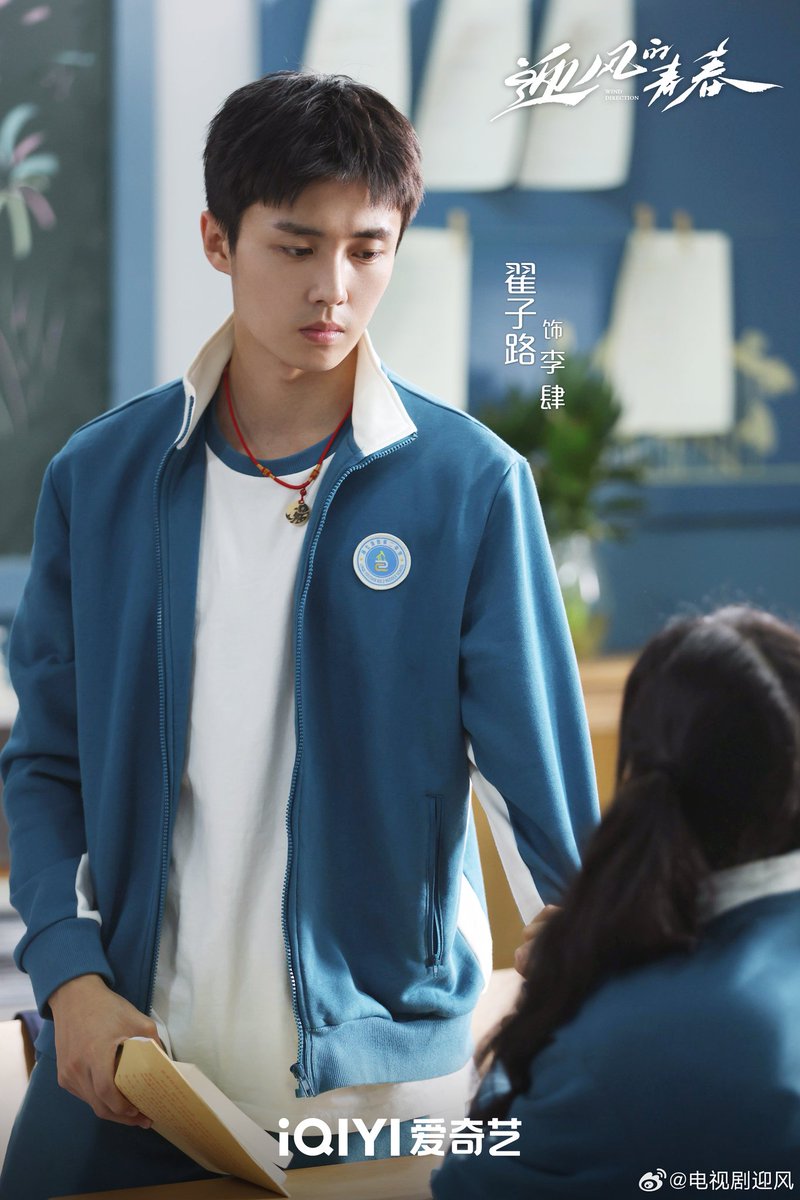 CdramaL's tweet photo. 「📸 | O drama juvenil ambientado na década de 1990 #WindDirection da iQIYI, estrelado por #SunQian #ZhaiZilu #LiuLin #TianYu #LiQing #QiYuchen #LiuXiaobei #LiYutong #WanYuhan #LiNaiwen #ZengLi #JiaBing #HuangMan, lança novas enquanto se prepara para estreia  — A história de amadurecimento de jovens cujas famílias trabalham nos campos petrolíferos.

#迎风 #迎风的青春