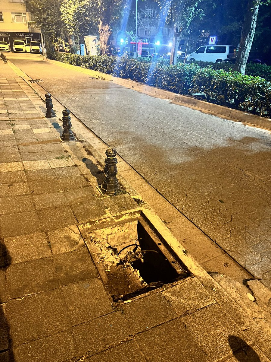 guler_ozkan's tweet photo. @kadikoybelediye Merdivenköy Şair Arşi Caddesi Özlem Sokak kaldırımda böyle bir çukur var. Hemen yan taraf park. Çok tehlikeli, önlem alınması gerek. https://t.co/U20q3Z3qmq