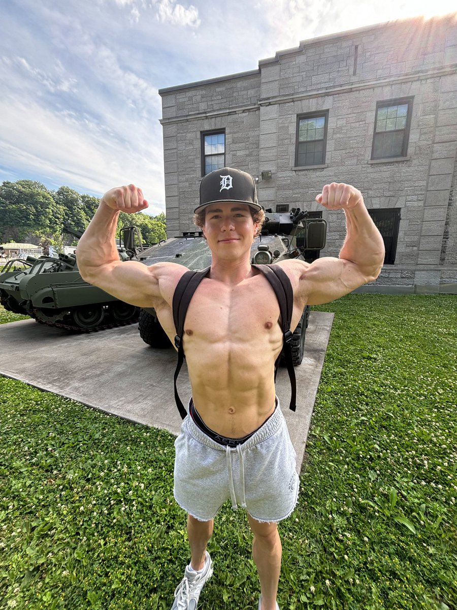 _zachthayer's tweet photo. tank meet tank https://t.co/pCv6JyYPAw