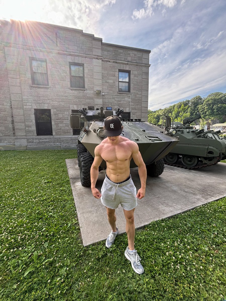 _zachthayer's tweet photo. tank meet tank https://t.co/pCv6JyYPAw