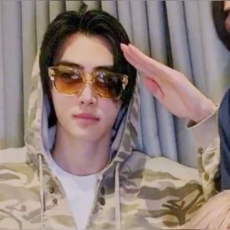 iluvenfpt's tweet photo. sunghoon and his side quests (they have pookie doing anything)

— a silly thread 🧵 https://t.co/Dh7h5aR42o