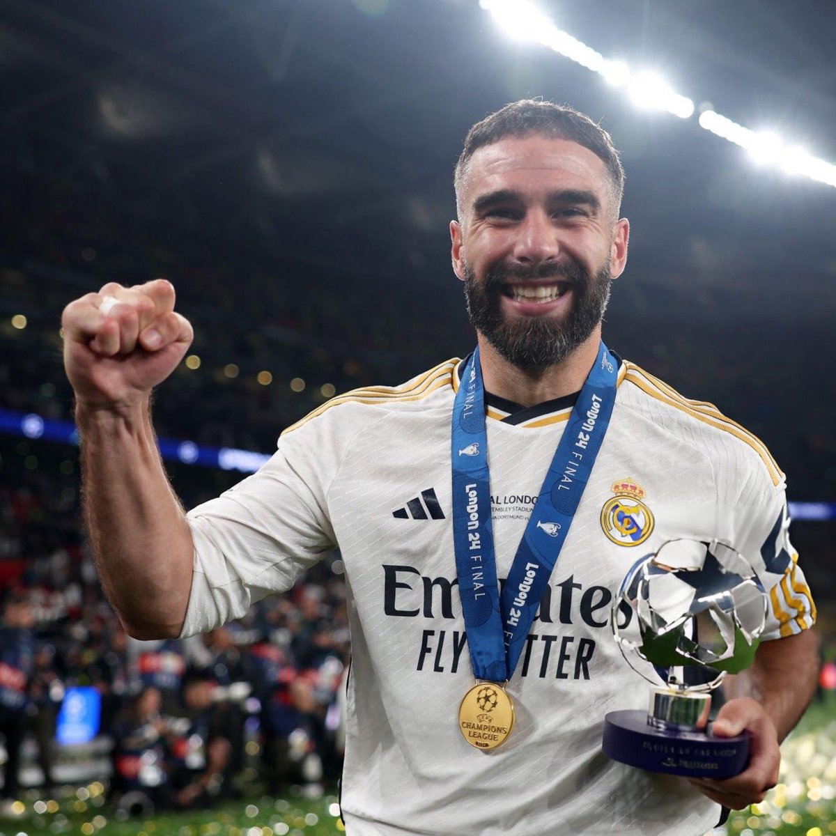 Benzenazl9's tweet photo. Esa foto es del año pasado. Supongo que la cuenta oficial de la UEFA ha tenido un simple desliz y no está haciendo ninguna propaganda subliminal. Las de este año son estas. https://t.co/9pSBmySl9s