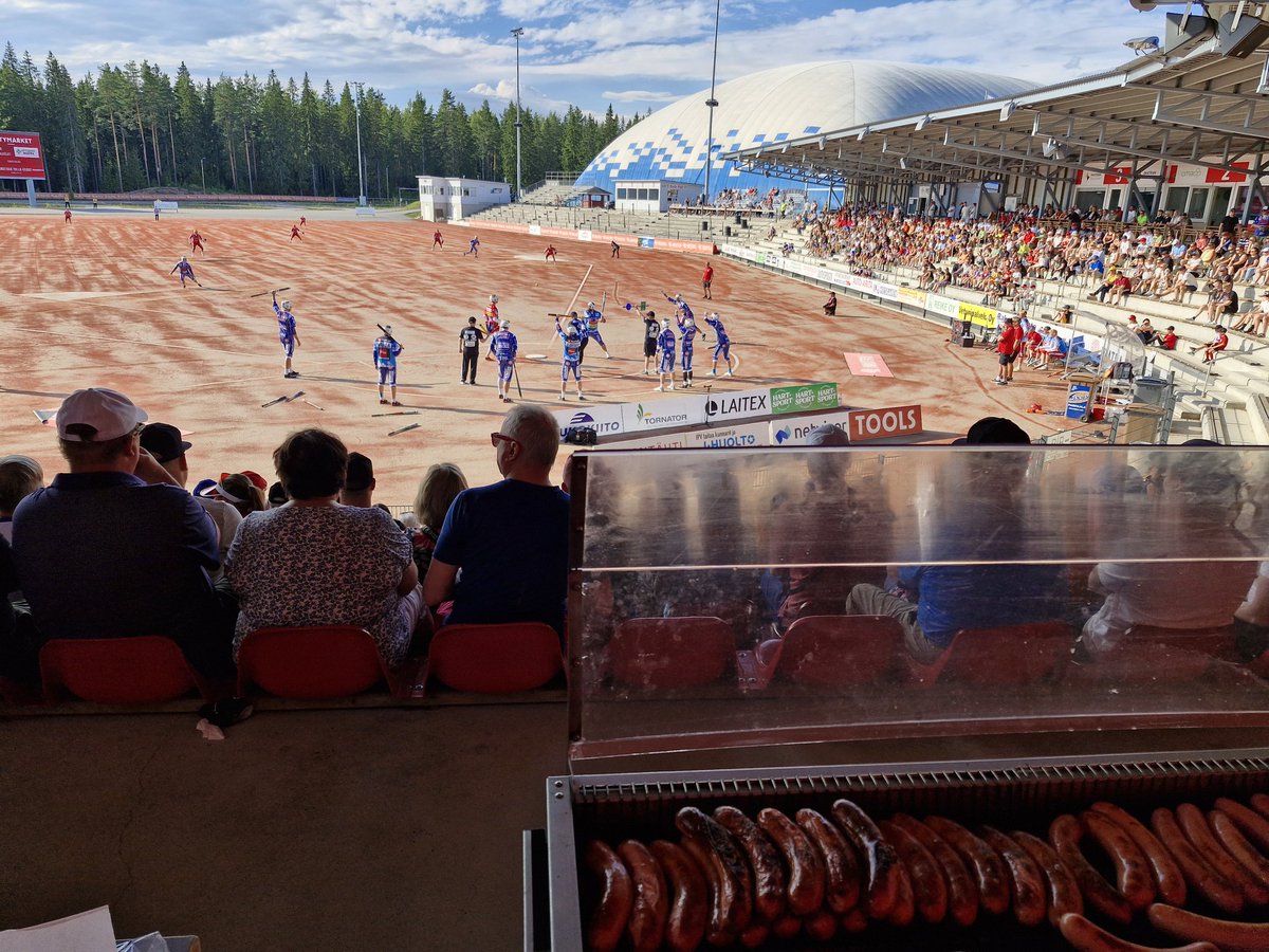 OSeppanen's tweet image. Tänään oli myönteinen pesispäivä Ukonniemessä. Yleisö osti niin kentällä nähdyn tuotteen kuin etualalla olevat tuotteetkin. Sen verran hoppu oli, että pitää vielä peli katsoa Ruudusta.

Makkaranpaisto on hieno laji. Mutta on myös Vimpelin voittaminen.