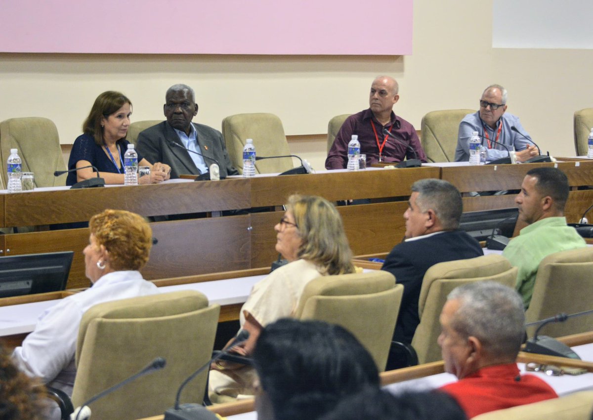 AsambleaCuba's tweet photo. Encabezaron Esteban Lazo, @anamarianpp, @HomeroAcostaA y @HumbertoCHernn2 reconocimiento a los nueve cuadros destacados nacionales del sistema del #PoderPopular en #Cuba🇨🇺, entre ellos presidentes de consejos populares, de asambleas municipales, entre otros https://t.co/V4ryV9ZaAI