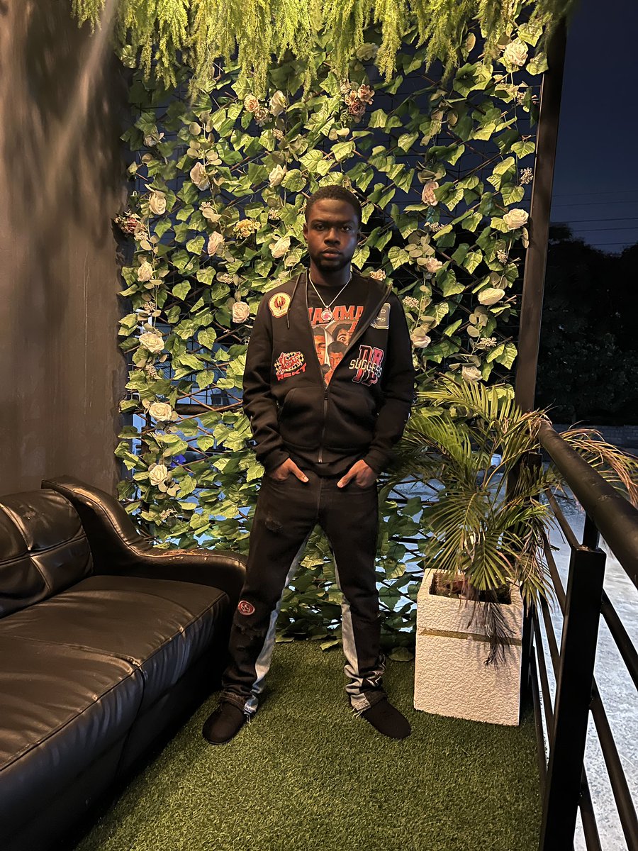 fbandz01's tweet photo. black on black 
#LLKG🕊️ https://t.co/Yg4SOARRaZ